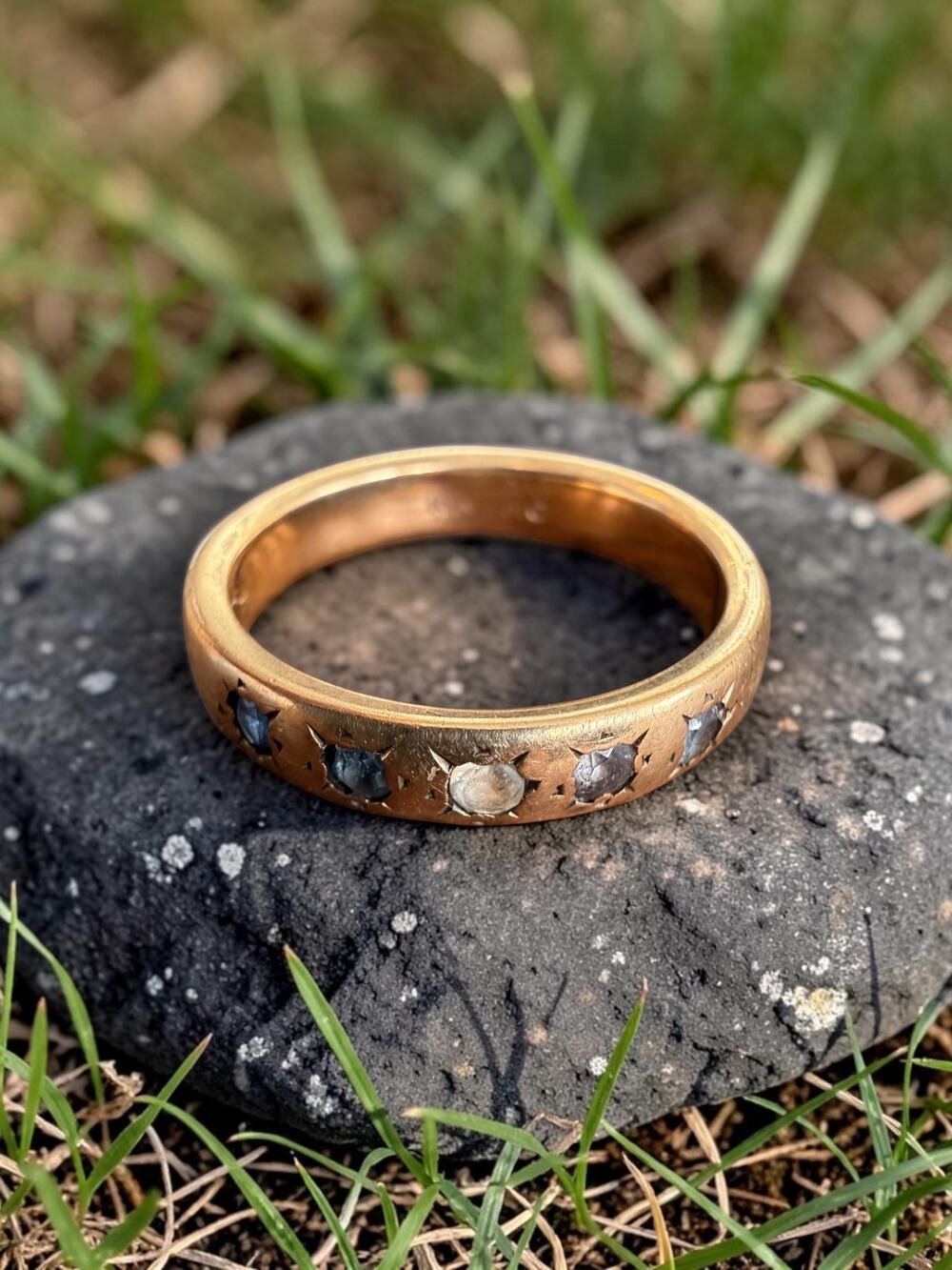 Vintage 10k Gold Starburst Flush-Set Blue and White Stone Band Ring